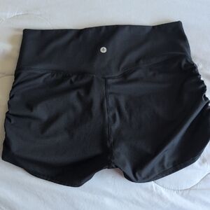 HALARA Black Athletic Shorts with Stretchy Fabric and Sleek Design